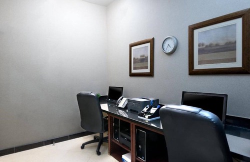 Hawthorne House | Come and visit nearby beautiful beaches like Santa Monica!