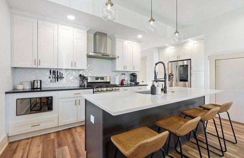 Near East Columbus House | Come see the vibe for yourself & enjoy hassle-free fun with your family!