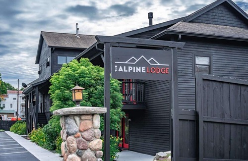 North Creek Condo | Come stay at the Alpine Lodge for amazing views!