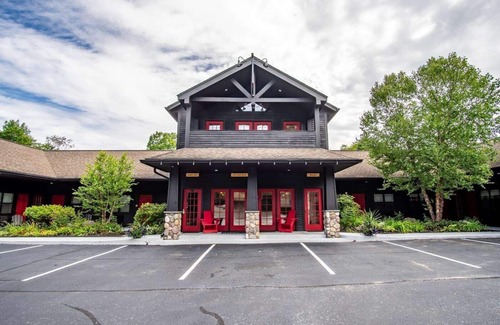 North Creek Condo | Come stay at the Alpine Lodge for amazing views!