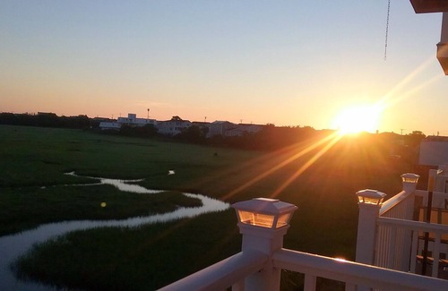 Seabrook Condo | Come stay at TIDEVIEW! Steps to Beautiful Seabrook Beach, NH. Nicely decorated.