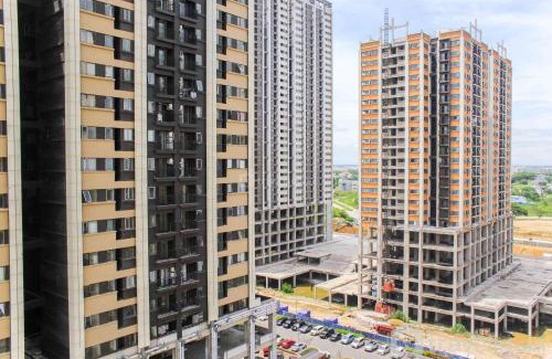 Cikarang Apartment | Comfort 1BR with Dining Room at Meikarta Apartment By Travelio