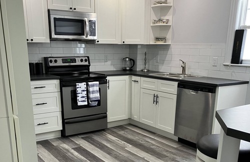 Sydney House | Comfort and privacy with views of the harbour! Only a short walk to downtown!