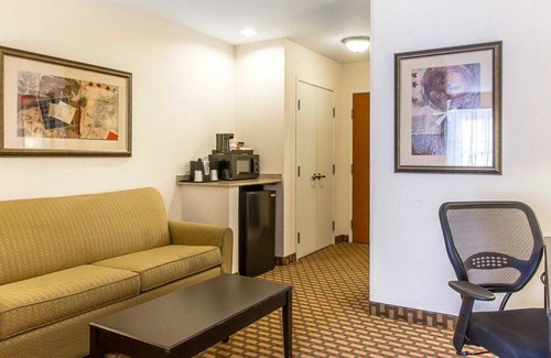 Shawnee Hotel | Comfort Inn & Suites Shawnee North near I-40