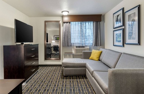 Greenburg Hotel | Comfort Inn & Suites Tigard near Washington Square