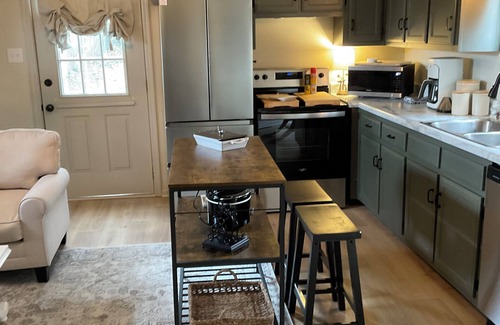 Fayetteville Cottage | Comfort Rules! Charming 2-bedroom cottage in Fayetteville with AC, WiFi