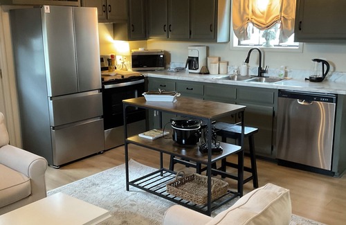 Fayetteville Cottage | Comfort Rules! Charming 2-bedroom cottage in Fayetteville with AC, WiFi