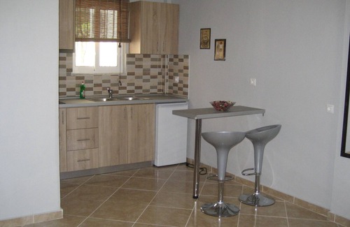 Agia Pelagia Chlomou Apartment | comfort studio with garden view