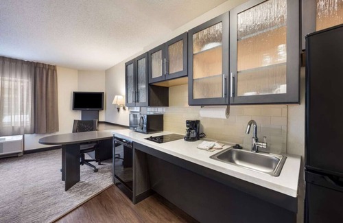 North Mountain Resort | Comfort & Style in Downtown Glendale! Fully-equipped kitchen!