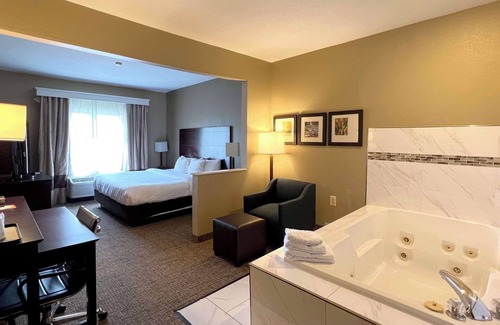Fort Wayne Hotel | Comfort Suites North