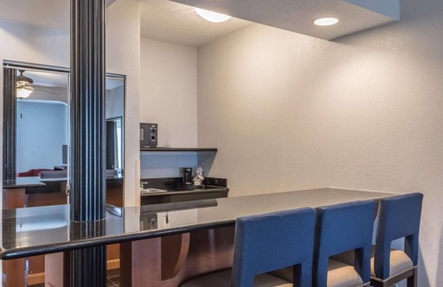 St. Charles Hotel | Comfort Suites St Charles - St Louis