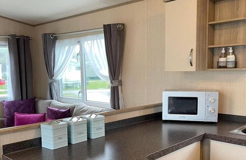 St Leonards-On-Sea Cabin | Comfortable 3-Bed Caravan - Combe Haven