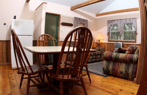 St. James House | Comfortable 1 Bedroom Cabin with Added Loft, Full Kitchen & LIving Area