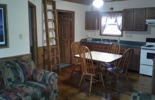 St. James House | Comfortable 1 Bedroom Cabin with Added Loft, Full Kitchen & LIving Area