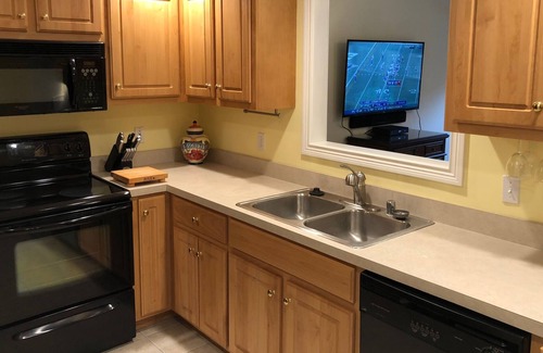 Versailles House | Comfortable 1640 sq. ft. townhouse with 2 car garage in quiet neighborhood