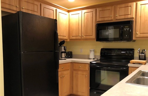 Versailles House | Comfortable 1640 sq. ft. townhouse with 2 car garage in quiet neighborhood