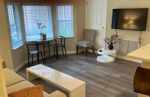 Lake Balboa Apartment | Comfortable 2bed/1bath unit near Universal Studio and Hollywood sleep 4
