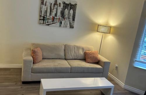 Lake Balboa Apartment | Comfortable 2bed/1bath unit near Universal Studio and Hollywood sleep 4