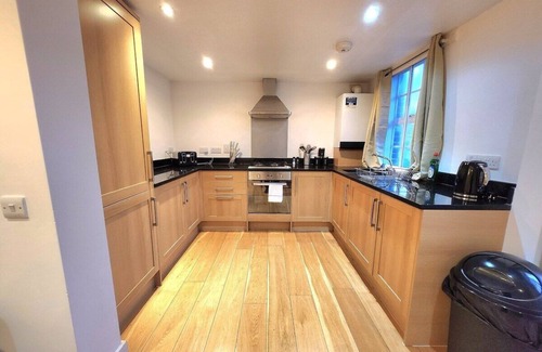 Larkhall Apartment | Comfortable 2BR Flat - 1 Min to Tube, Sleeps 6