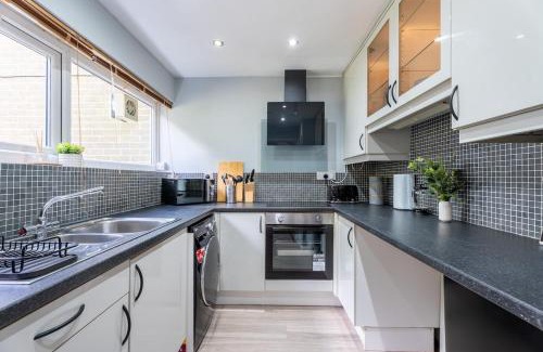 Roundhay House | Comfortable 3-Bed House Close to Roundhay Park