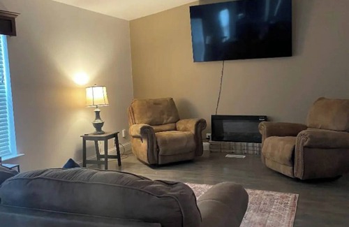 Green River House | Comfortable 3-bedroom family friendly home with WiFi, AC in Green River.