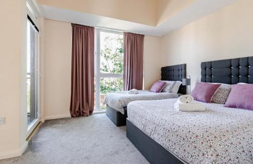 Manchester House | Comfortable 3-Storey House with Free Car Parking