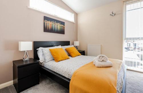 Manchester House | Comfortable 3-Storey House with Free Car Parking