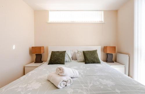Manchester House | Comfortable 3-Storey House with Free Car Parking