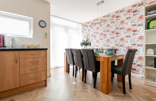 Manchester House | Comfortable 3-Storey House with Free Car Parking