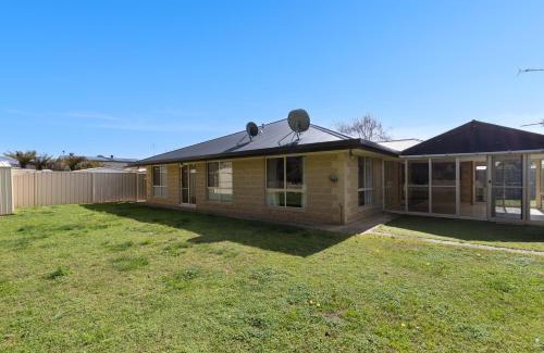 Mount Gambier House | Comfortable 4-Bedroom Home with Backyard Escape