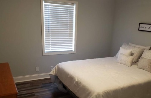 Jackson Apartment | Comfortable and cozy 2 bedroom, 1 bath apartment nestled in Midtown.