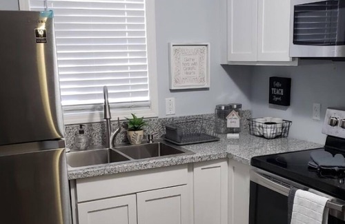 Jackson Apartment | Comfortable and cozy 2 bedroom, 1 bath apartment nestled in Midtown.