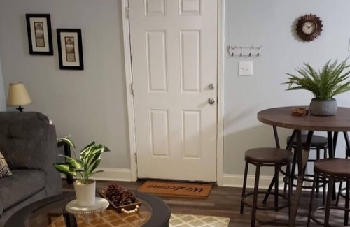 Jackson Apartment | Comfortable and cozy 2 bedroom, 1 bath apartment nestled in Midtown.