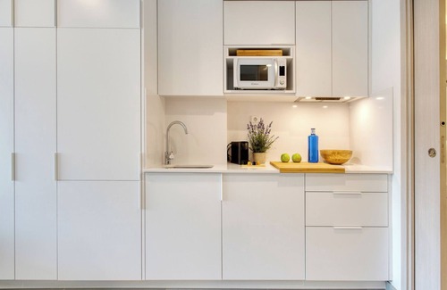 Dreta de l'Eixample Apartment | Comfortable and practical studio with outdoor balcony.