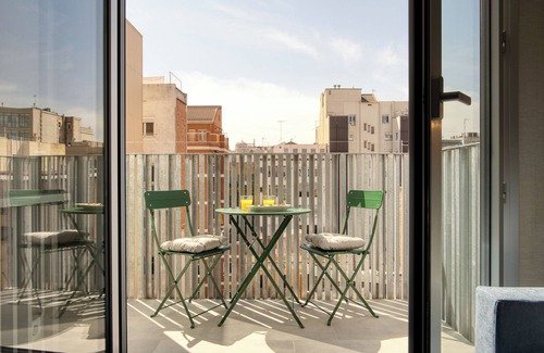 Dreta de l'Eixample Apartment | Comfortable and practical studio with outdoor balcony.