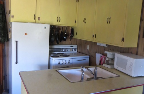 Marion Cabin | Comfortable and Secluded Rustic Wildlife Cabin with WIFI, Roku
