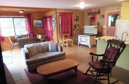 Marion Cabin | Comfortable and Secluded Rustic Wildlife Cabin with WIFI, Roku