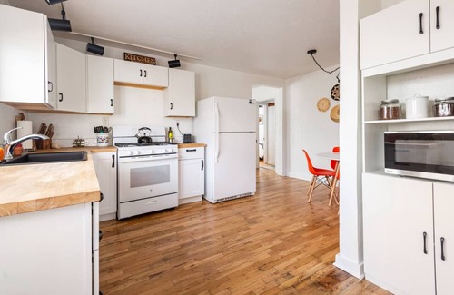 Nob Hill House | Comfortable Beds+Work Space+Fenced Yard+Full Kitchen+Fire pit+Cookies