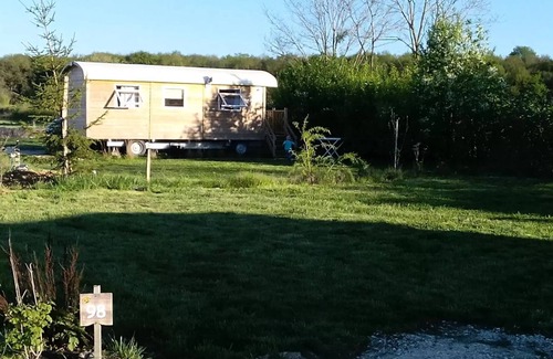 Seillac Cabin | Comfortable caravan - 2 bedrooms - Cosy atmosphere - Kitchenette, bathroom and toilet for 4 people