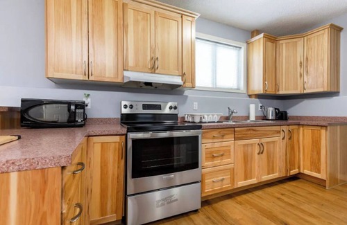 Northeast Edmonton Apartment | Comfortable, clean and secure apartment, 4 mins from Anthony Henday.