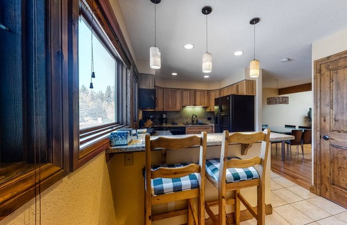 Intermountain House | Comfortable, family-friendly townhouse with mountain views and a full kitchen
