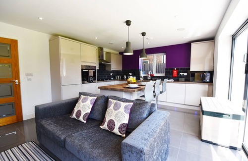Leicester House | Comfortable home with mod cons in a peaceful area giving you a homely feel.