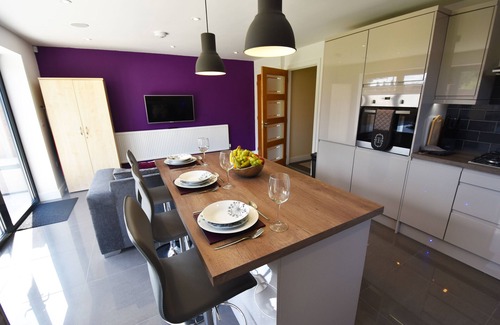 Leicester House | Comfortable home with mod cons in a peaceful area giving you a homely feel.