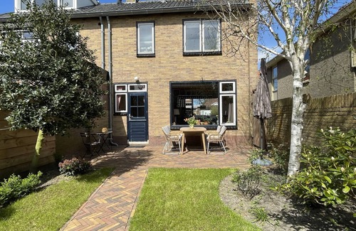 Egmond aan den Hoef House | Comfortable house in a quiet area with a green garden.