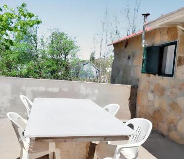 Penhas da Saude House | Comfortable house in Cortes do Meio with garden