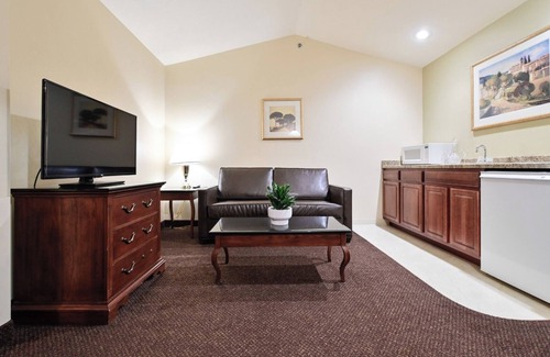 Pembine Hotel | Comfortable Island Room with Pool: Your Ideal Location for Outdoor Bliss