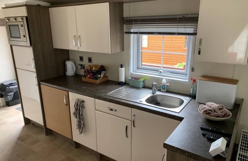 Dollar Cabin | Comfortable lodge with hot tub.internet and netflix