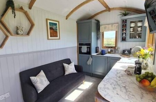 Bridport Ski Chalet | Comfortable, luxury shepherds hut with hot tub