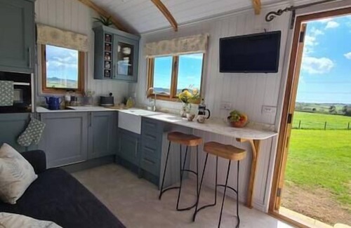 Bridport Ski Chalet | Comfortable, luxury shepherds hut with hot tub