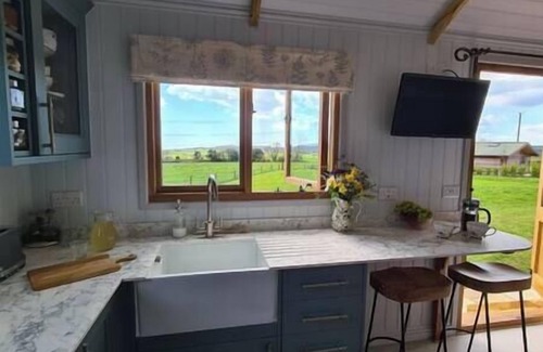 Bridport Ski Chalet | Comfortable, luxury shepherds hut with hot tub